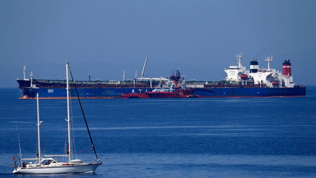 کشتی لانا با محموله‌ای از نفت ایران توسط مقامات یونان توقیف شد.