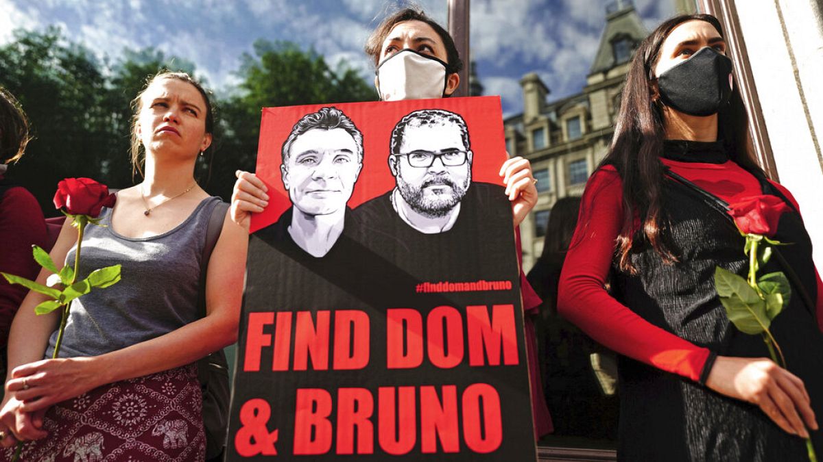 Imagen de personas con un cartel, en alusión a la desparición de Dom Phillips y Bruno Pereira 