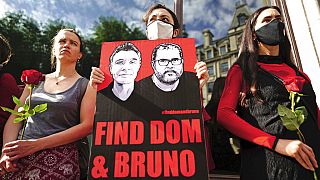 Imagen de personas con un cartel, en alusión a la desparición de Dom Phillips y Bruno Pereira