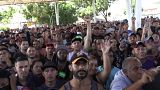 Integrantes de la última caravana migrante esperan para lograr un salvoconducto mientras gritan 'Libertad, libertad'