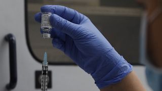 جرعة من لقاح "نوفافاكس" جاهزة للاستخدام في التجارب السريرية التي أجرتها مستشفى جامعة سانت جورج في لندن، ببريطانيا على اللقاح المذكور، 7 أكتوبر 2020.