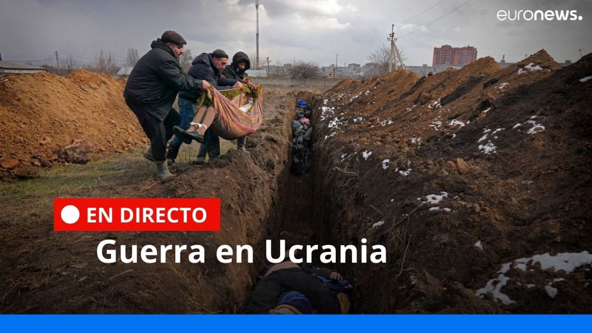 Los cuerpos son colocados en una fosa común en las afueras de Mariupol, Ucrania, el miércoles 9 de marzo de 2022. 