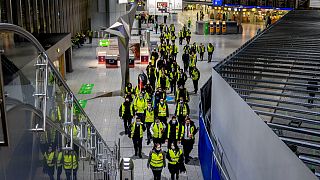 موظفو الأمن خلال إضراب لعاملي مطار فرانكفورت، ألمانيا.