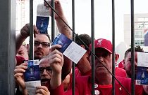 Şampiyonlar Ligi final maçı öncedi Stade de France önünde biletlerini gösteren taraftarlar