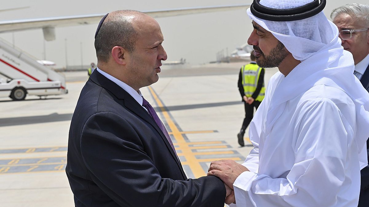 رئيس دولة الإمارات العربية المتحدة الشيخ محمد بن زايد يرحب برئيس الوزراء الإسرائيلي نفتالي بينيت لدى وصوله إلى أبوظبي.