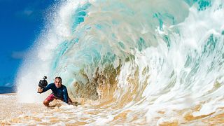 Clark Little fotografa a rebentação na praia da Costa Norte de Oahu, no Havai