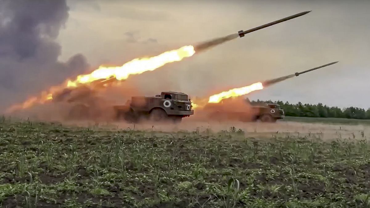 قاذفات صواريخ Uragan المتعددة التابعة للجيش الروسي تطلق صواريخ على القوات الأوكرانية في مكان غير معروف. أرشيف 2022