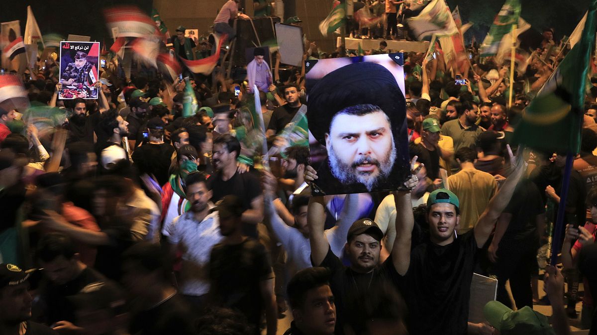 أنصار الصدر يحتفلون بفوز تياره  بالانتخابات 11 تشرين الاول/اكتوبر 2021.