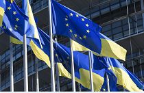 Ukrán és uniós zászlók az Európai Parlament strasbourgi épülete előtt