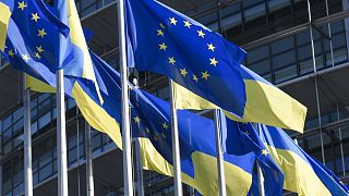 Ukrán és uniós zászlók az Európai Parlament strasbourgi épülete előtt  