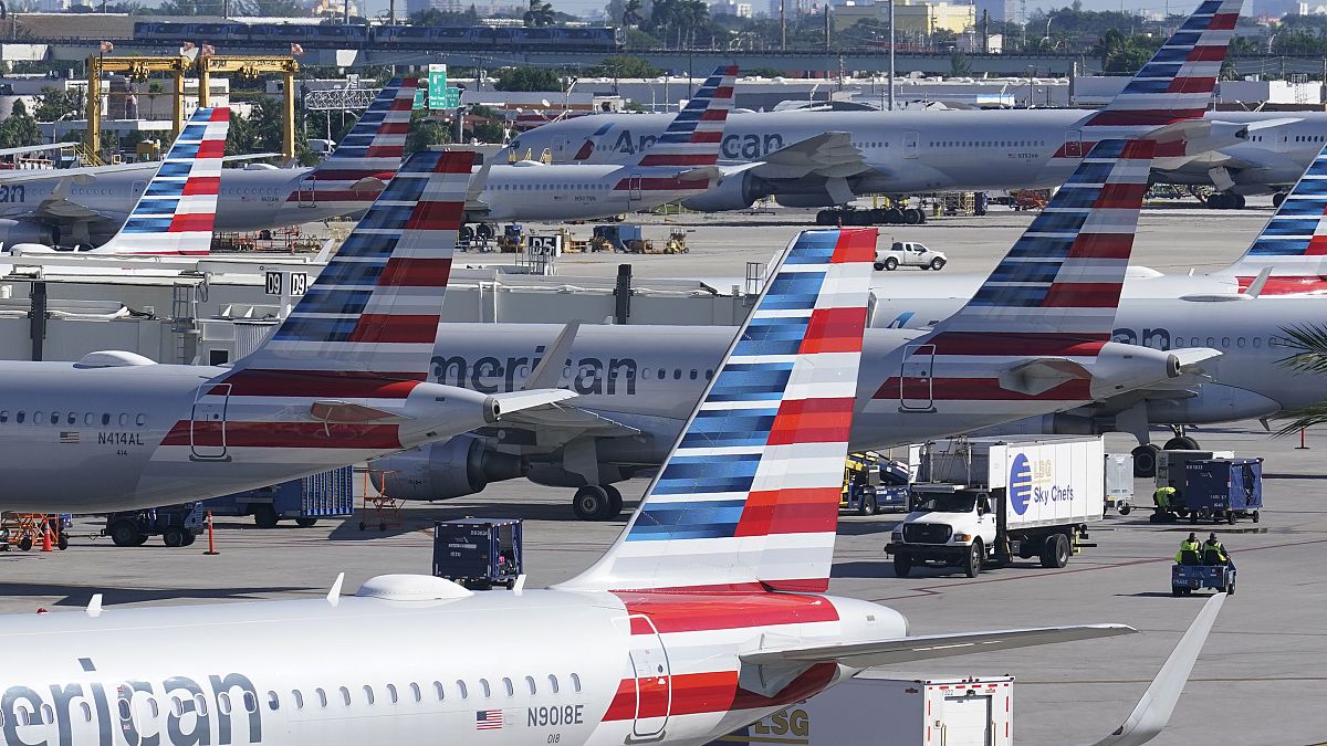 Fluzeuge der American Airline am Flughafen Miami: Die Fluggesellschaft rechnet mit Rekordeinnahme weil nach 2 Jahren Pandemie wieder viel gereist wird.