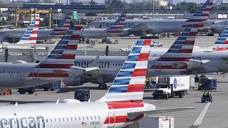 Fluzeuge der American Airline am Flughafen Miami: Die Fluggesellschaft rechnet mit Rekordeinnahme weil nach 2 Jahren Pandemie wieder viel gereist wird.