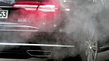 Автомобиль Audi класса люкс в облаке выхлопных газов на парковке с работающим двигателем перед офисом канцлера в Берлине (ноябрь 2019 г.)