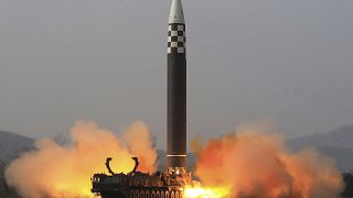 تجربة إطلاق لصاروخ باليستي عابر للقارات من طراز هواسونغ -17 - كوريا الشمالية في 24 أذار/مارس 2022.