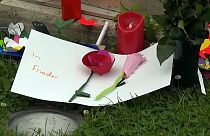 Des fleurs devant l'école des victimes
