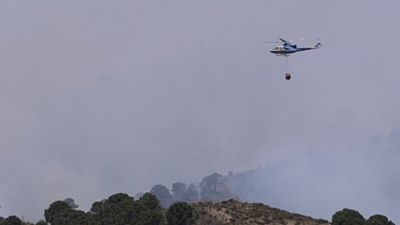 İspanya'nın Malaga şehrinde çıkan orman yangınında alevlere müdahale eden 3 itfaiyeci yaralandı.
