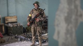 Украинский солдат на позиции во время боев в Северодонецке