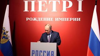 Владимир Путин во время посещения выставки "Пётр I. Рождение империи" в Москве 9 июня 2022
