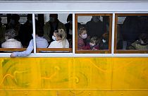 In der Straßenbahn in Lissabon können die Masken fallen
