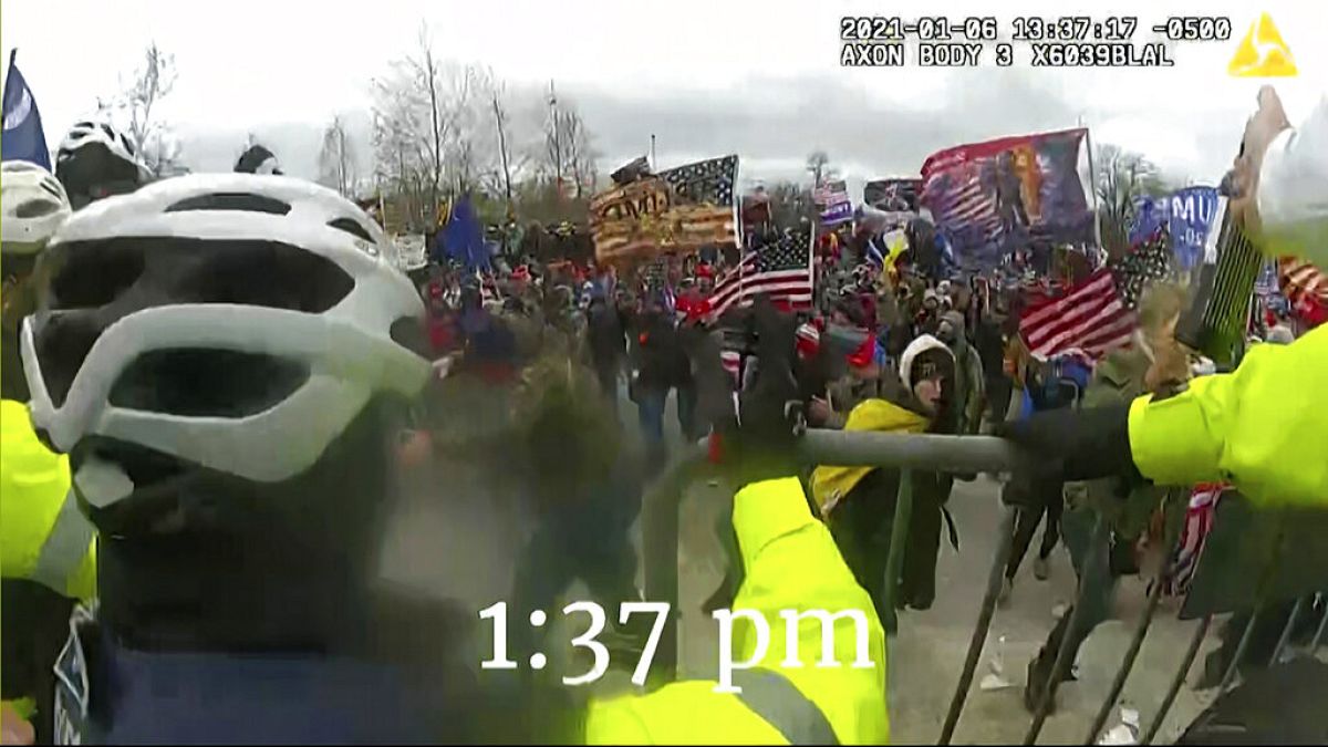 Imágenes del violento vídeo mostrado en la primera audiencia sobre el asalto al Capitolio en enero de 2021