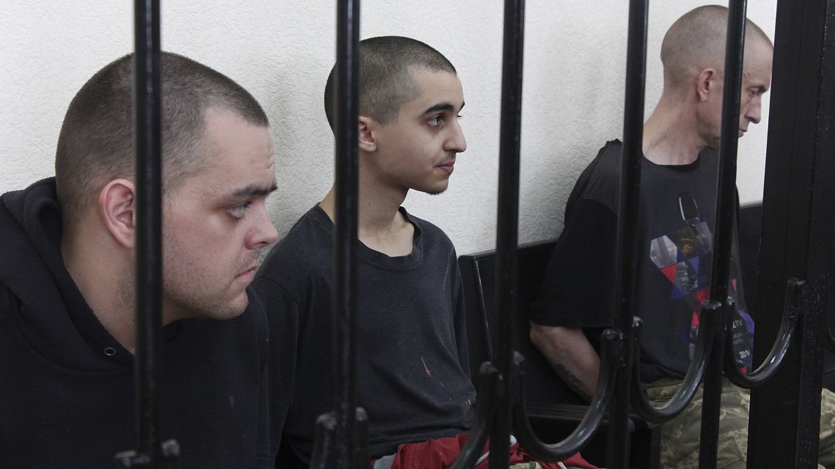 Эйден Аслин, Брагим Саадун и Шон Пиннер на скамье подсудимых в Верховном суде самопровозглашенной ДНР