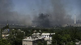 الدخان يتصاعد من مدينة سيفيرودونتسك القريبة خلال معركة بين القوات الروسية والأوكرانية في منطقة دونباس بشرق أوكرانيا.