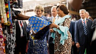 RDC : les vendeuses du "marché aux pagnes" accueillent le roi des Belges  