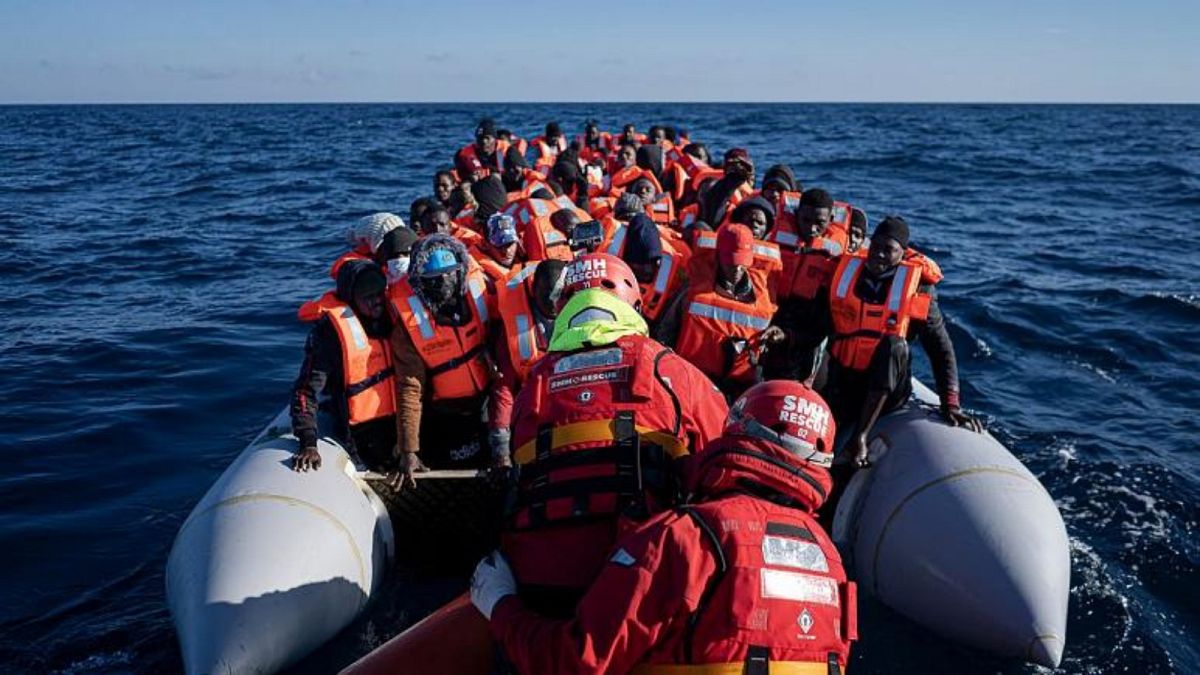 Лодка с нелегальными мигрантами