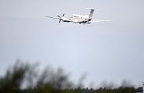 الطائرة المشبوهة هي من طراز "بيتشكرافت" ذات محركين، تشبه تلك التي تظهر في الصورة بالقرب من مطار جلاسكو بريستويك.