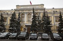 Παρκαρισμένα αυτοκίνητα μπροστά από την κεντρική τράπεζα της Ρωσίας στη Μόσχα