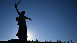 تمثال "الوطن الأم" لإمرأة تحمل بيدها سيفا موجها إلى السماء وتبدو على وجهها علامات الغضب في مجمع مامايف كورغان التذكاري للحرب العالمية الثانية في مدينة فولغوغراد، 6 يونيو 2022.