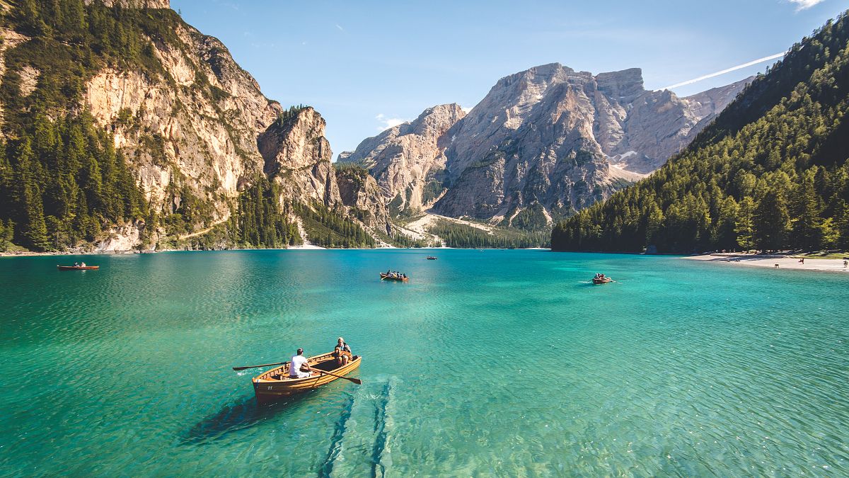 Der Pragser Wildsee in Südtirol: Wird auch “Perle der Dolomitenseen” genannt und liegt auf 1.500 Metern über dem Meeresspiegel.