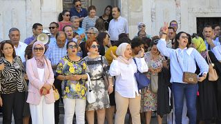 محامون ونشطاء يتجمعون على درج قصر العدل خلال مظاهرة في تونس العاصمة. 2022/06/08