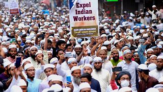 Manifestants bangladais musulmans dans les rues de Dhaka, la capitale du Bangladesh, vendredi 10 juin 2022