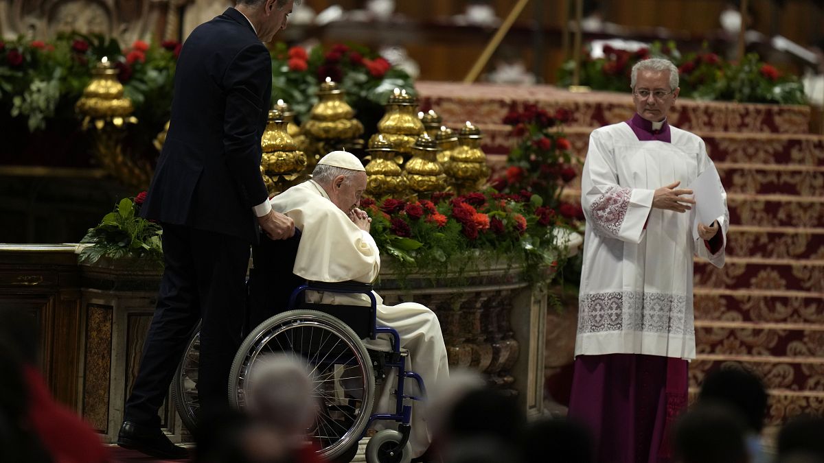 L'artrosi al ginocchio destro di cui soffre Papa Francesco ha indotto il suo medico personale a suggerirgli di non camminare