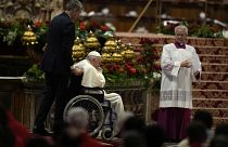 Papst Franziskus im Rollstuhl an Pfingsten