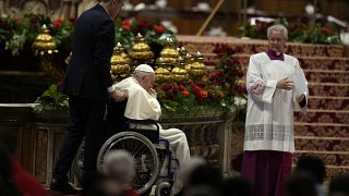البابا فرنسيس على كرسي متحرّك في الفاتيكان.