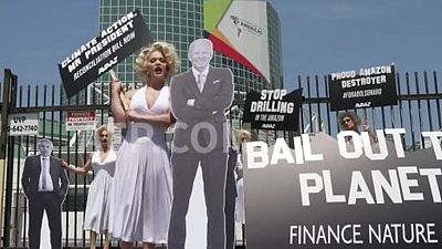Amerikan Devletleri Örgütü Zirvesi öncesinde Marilyn Monroe kıyafetleri giyen bir grup aktivist, devlet liderlerini iklim konusunda harekete geçmeye çağırdı.