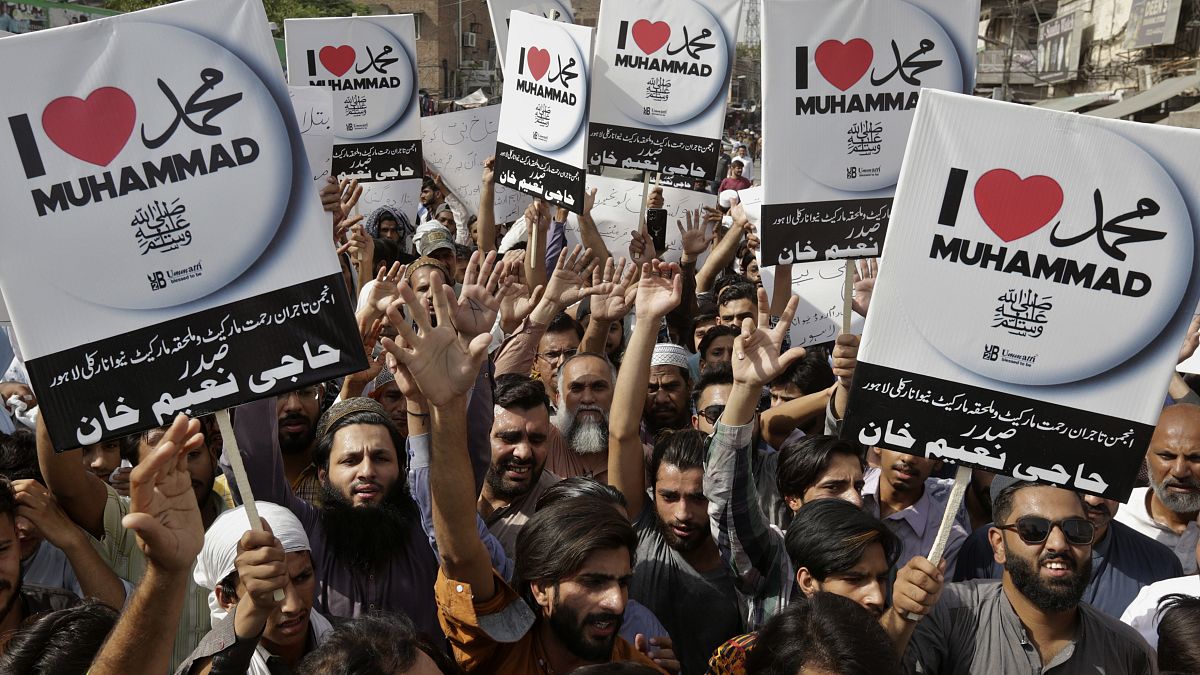 مسلمون باكستانيون يتظاهرون ضد الإشارات المهينة للإسلام والنبي محمد خلال مظاهرة في لاهور الباكستانية. 2022/06/10