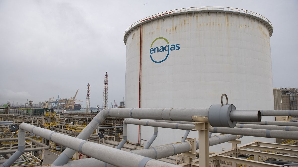 حاوية تخزين الغاز في مصنع إيناغا لإعادة تحويل الغاز في برشلونة.