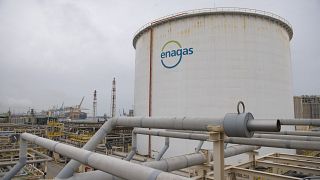 حاوية تخزين الغاز في مصنع إيناغا لإعادة تحويل الغاز في برشلونة.