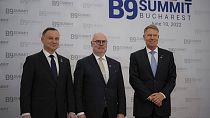 Andrzej Duda lengyel, Alar Karis észt és Klaus Iohannis román államfő a Bukaresti Kilencek csúcstalálkozóján