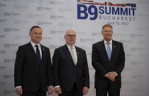 El presidente polaco Andrzej Duda, el presidente de Estonia Alar Karis, y el presidente de Rumanía Klaus Iohannis, 10/6/2022, Bucarest, Rumanía