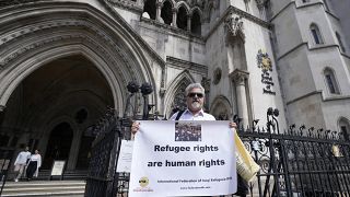 Manifestante frente a The Royal Court of Justice en Londres, el viernes 10 de junio de 2022.