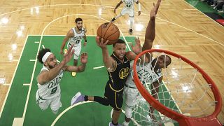 Stephen Curry a inscrit 43 points lors du match 4 face aux Celtics.