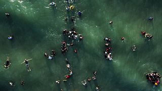 منظر جوي لأشخاص يسبحون في البحر الأبيض المتوسط قبالة شاطئ في بيت لاهيا شمال قطاع غزة