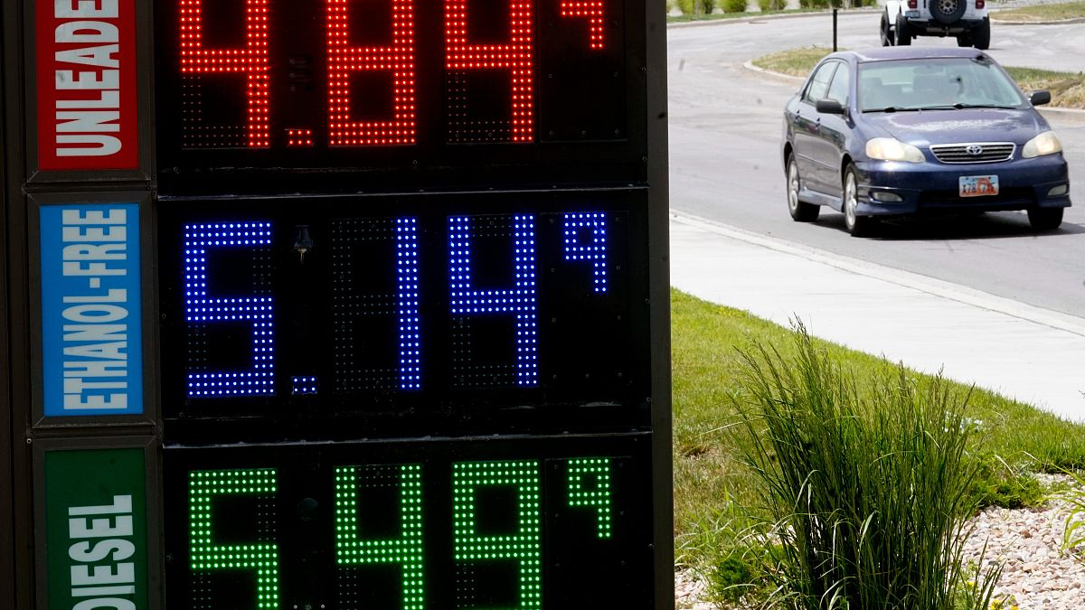 لوحة في محطة وقود تظهر ارتفاع أسعار المحروقات في الولايات المتحدة