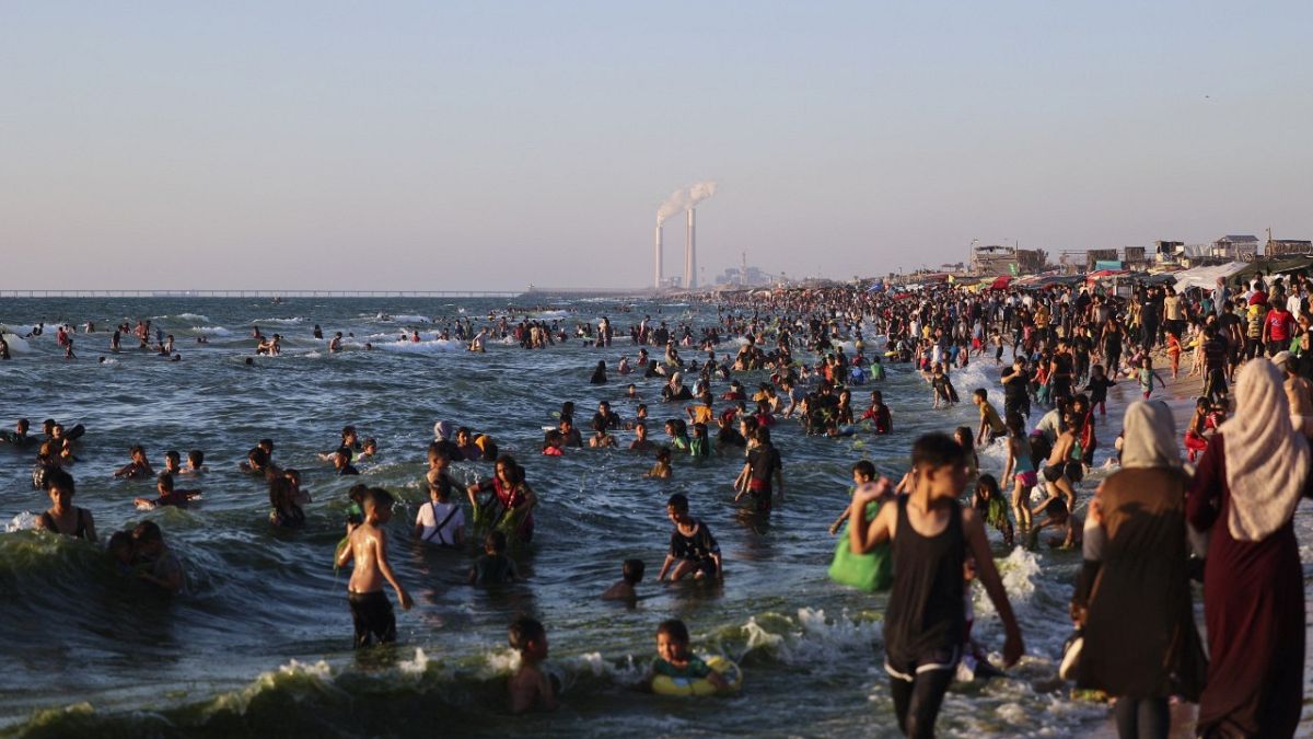 الفلسطينيون في غزة يستمتعون بمياه البحر