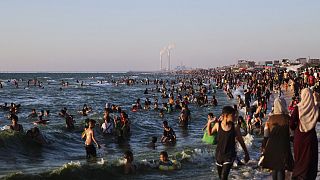 الفلسطينيون في غزة يستمتعون بمياه البحر