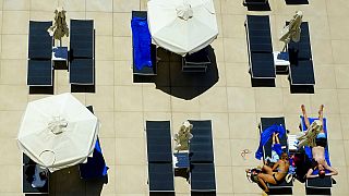 Λουόμενοι σε ξαπλώστρες σε ξενοδοχειακό συγκρότημα στην Αγία Νάπα της Κύπρου